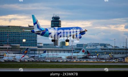 Richmond, Colombie-Britannique, Canada. 26 avril 2024. Un jet Blue Airways Airbus A320 (N768JB), peint dans leur livrée Spotlight, en approche finale pour atterrir à l'aéroport international de Vancouver. (Crédit image : © Bayne Stanley/ZUMA Press Wire) USAGE ÉDITORIAL SEULEMENT! Non destiné à UN USAGE commercial ! Banque D'Images