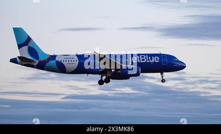 Richmond, Colombie-Britannique, Canada. 26 avril 2024. Un jet Blue Airways Airbus A320 (N768JB), peint dans leur livrée Spotlight, en approche finale pour atterrir à l'aéroport international de Vancouver. (Crédit image : © Bayne Stanley/ZUMA Press Wire) USAGE ÉDITORIAL SEULEMENT! Non destiné à UN USAGE commercial ! Banque D'Images