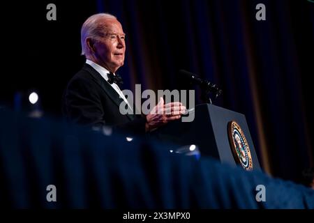 Le président des États-Unis Joe Biden prend la parole lors du dîner de l'Association des correspondants de la Maison Blanche au Washington Hilton à Washington, DC, le samedi 27 avril 2024. Crédit : Bonnie Cash / Pool via CNP / MediaPunch Banque D'Images