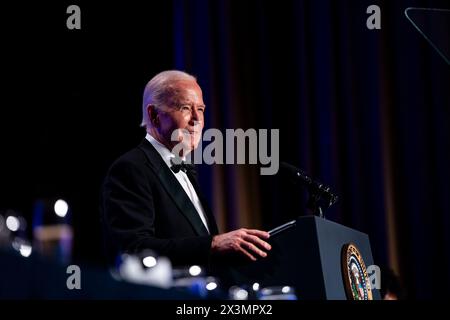 Le président des États-Unis Joe Biden prend la parole lors du dîner de l'Association des correspondants de la Maison Blanche au Washington Hilton à Washington, DC, le samedi 27 avril 2024. Crédit : Bonnie Cash / Pool via CNP / MediaPunch Banque D'Images