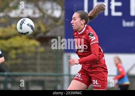 Zulte, Belgique. 27 avril 2024. Lena Hubaut (8 ans) de Zulte-Waregem photographiée lors d'un match de football féminin entre SV Zulte - Waregem et White Star Woluwe le 5ème jour des play offs de la saison 2023 - 2024 de la Super League belge des femmes du Lotto, le samedi 27 avril 2024 à Zulte, BELGIQUE . Crédit : Sportpix/Alamy Live News Banque D'Images