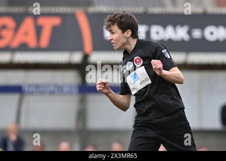 Zulte, Belgique. 27 avril 2024. Camille Dinjart (8 ans) de Woluwe photographiée lors d'un match de football féminin entre SV Zulte - Waregem et White Star Woluwe le 5ème jour de match dans les play offs de la saison 2023 - 2024 de la Super League belge des femmes du loto, le samedi 27 avril 2024 à Zulte, BELGIQUE . Crédit : Sportpix/Alamy Live News Banque D'Images