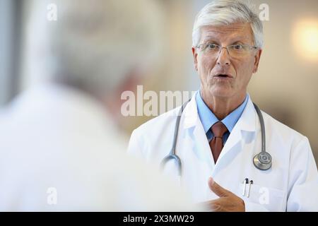 Médecin avec stéthoscope parlant avec le patient, Hôpital Onkologikoa, Institut d'oncologie, Centre de cas pour la prévention, le diagnostic et le traitement du cancer, Banque D'Images