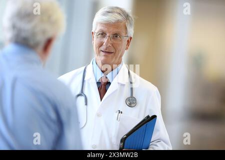 Médecin avec stéthoscope et tablette parlant avec le patient, Hôpital Onkologikoa, Institut d'oncologie, Centre de cas pour la prévention, le diagnostic et le traitement Banque D'Images