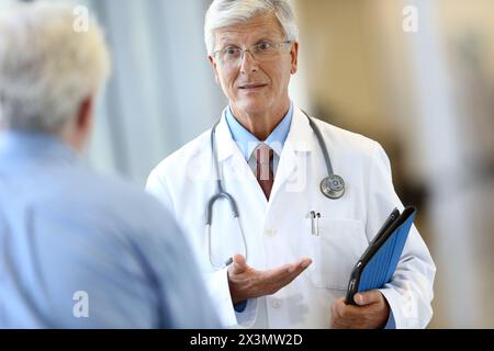 Médecin avec stéthoscope et tablette parlant avec le patient, Hôpital Onkologikoa, Institut d'oncologie, Centre de cas pour la prévention, le diagnostic et le traitement Banque D'Images