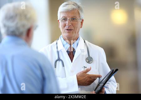 Médecin avec stéthoscope et tablette parlant avec le patient, Hôpital Onkologikoa, Institut d'oncologie, Centre de cas pour la prévention, le diagnostic et le traitement Banque D'Images