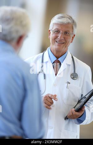 Médecin avec stéthoscope et tablette parlant avec le patient, Hôpital Onkologikoa, Institut d'oncologie, Centre de cas pour la prévention, le diagnostic et le traitement Banque D'Images