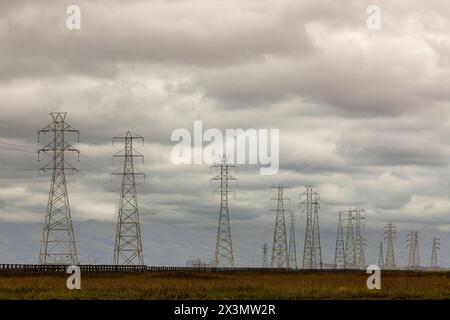 Lignes électriques à haute tension avec des nuages de tempête à l'approche. Palo Alto Baylands, Bay Area, Californie. Banque D'Images