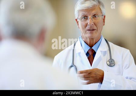 Médecin avec stéthoscope parlant avec le patient, Hôpital Onkologikoa, Institut d'oncologie, Centre de cas pour la prévention, le diagnostic et le traitement du cancer, Banque D'Images