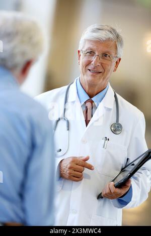 Médecin avec stéthoscope et tablette parlant avec le patient, Hôpital Onkologikoa, Institut d'oncologie, Centre de cas pour la prévention, le diagnostic et le traitement Banque D'Images