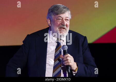 Cracovie, Pologne. 26 avril 2024. Stephen Fry participe à la 17ème édition du Mastercard OFF CAMERA International Festival of Independent Cinema à Cracovie, en Pologne, le 26 avril 2024. (Crédit image : © Beata Zawrzel/ZUMA Press Wire) USAGE ÉDITORIAL SEULEMENT! Non destiné à UN USAGE commercial ! Banque D'Images