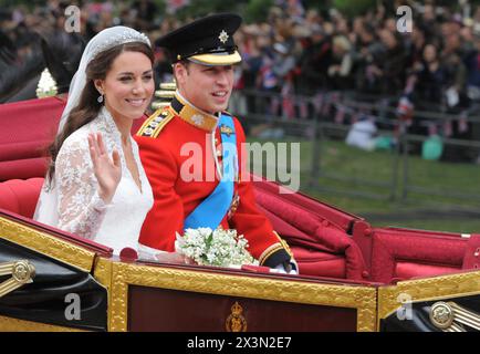 Photo datée du 29/04/11 du prince William et de son épouse Kate, duchesse de Cambridge, voyageant dans le 1902 State Landau Carriage le long de la Processional route jusqu'au palais de Buckingham après leur service de mariage à l'abbaye de Westminster, à Londres. Le prince et la princesse de Galles célèbrent lundi leur 13e anniversaire de mariage. Date d'émission : dimanche 28 avril 2024. Banque D'Images