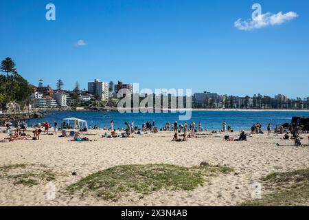 Shelly Beach dans la réserve aquatique Cabbage Tree Bay, Manly, les gens se détendent sur la plage o na chaude journée d'automne en 2024, Sydney, NSW, Australie Banque D'Images