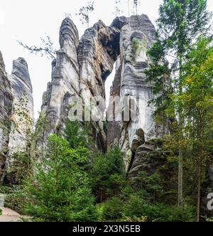 Tours de roche en grès dans le célèbre skaly d'Adrspaske en république tchèque Banque D'Images