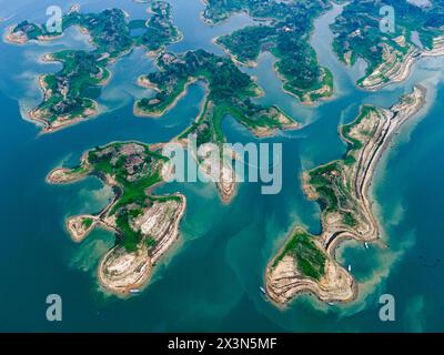 Vue aérienne des îles du lac Kaptai à Rangamati de Chittagong au Bangladesh. Banque D'Images