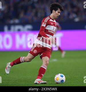 Gelsenkirchen, Allemagne. 27 avril 2024. Fussball 2. Bundesliga 31. Spieltag FC Schalke 04 - Fortuna Duesseldorf AM 27.04.2024 in der Veltins Arena in Gelsenkirchen Ao Tanaka ( Duesseldorf ) la réglementation de la DFL interdit toute utilisation de photographies comme séquences d'images et/ou quasi-vidéo. Foto : Revierfoto crédit : ddp Media GmbH/Alamy Live News Banque D'Images