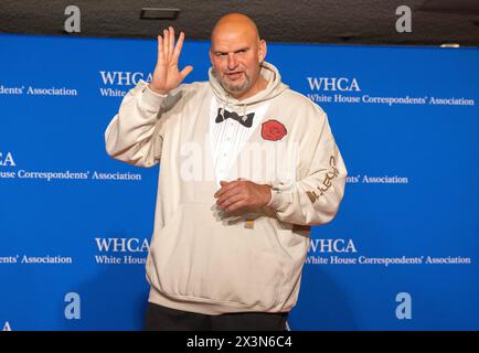 Washington, États-Unis. 27 avril 2024. Le sénateur américain John Fetterman (démocrate de Pennsylvanie) arrive pour le dîner 2024 de l'Association des correspondants de la Maison Blanche à l'hôtel Hilton Washington le samedi 27 avril 2024 à Washington, DC, États-Unis. Photo de Ron Sachs/CNP/ABACAPRESS.COM crédit : Abaca Press/Alamy Live News Banque D'Images