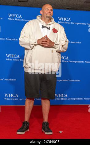 Washington, États-Unis. 27 avril 2024. Le sénateur américain John Fetterman (démocrate de Pennsylvanie) arrive pour le dîner 2024 de l'Association des correspondants de la Maison Blanche à l'hôtel Hilton Washington le samedi 27 avril 2024 à Washington, DC, États-Unis. Photo de Ron Sachs/CNP/ABACAPRESS.COM crédit : Abaca Press/Alamy Live News Banque D'Images