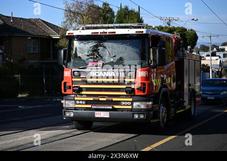 Vue de face d'un camion de pompiers rouge Scania 94G 300 exploité par Fire Rescue Victoria, ou FRV, dans une rue de la banlieue de Melbourne pendant une journée ensoleillée Banque D'Images