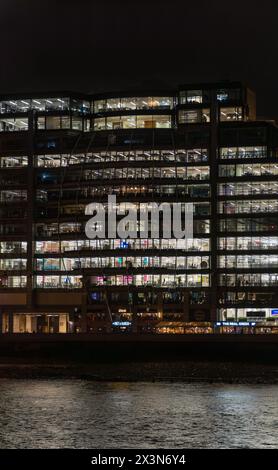 London,london,englland;03,15,2024:vue nocturne de la façade de Riverside House et de ses restaurants la nuit sur les rives de la Tamise, Bankside, Banque D'Images