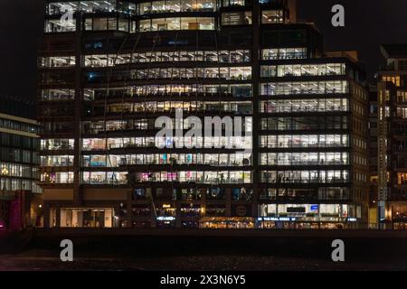 London,london,englland;03,15,2024:vue nocturne de la façade de Riverside House et de ses restaurants la nuit sur les rives de la Tamise, Bankside, Banque D'Images