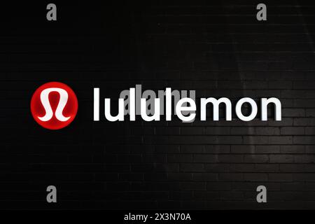 Panneau lumineux lululemon sur un mur de briques noires, à l'extérieur d'un de leurs magasins de Melbourne Banque D'Images