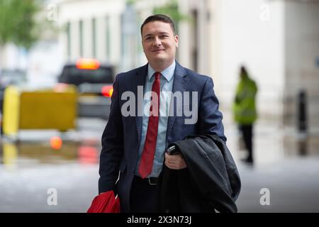 Londres, Angleterre, Royaume-Uni. 28 avril 2024. Le secrétaire à la santé de l'ombre WES STREETING est vu devant les studios de la BBC avant d'apparaître dimanche avec Laura Kuenssberg. (Crédit image : © Thomas Krych/ZUMA Press Wire) USAGE ÉDITORIAL SEULEMENT! Non destiné à UN USAGE commercial ! Banque D'Images