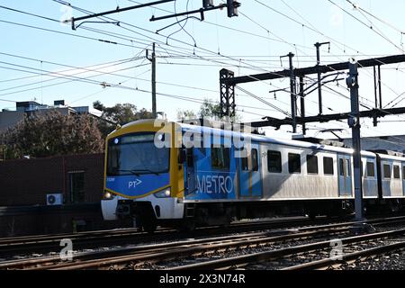 Frankston reliait le train Siemens Nexas, exploité par Metro trains Melbourne, passant par les banlieues intérieures pendant un après-midi ensoleillé Banque D'Images