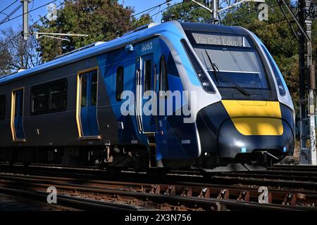 Vue rapprochée de l'avant d'un nouveau train de métro à grande capacité, ou HCMT, à destination du quartier des affaires de Melbourne, en empruntant le circuit de la ville Banque D'Images