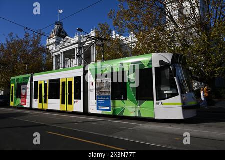 Vue latérale d'un tramway Combino Siemens, exploité par les tramways Yarra, s'est arrêté devant l'hôtel de ville de Malvern, dans la banlieue de Melbourne, pendant une journée d'automne ensoleillée Banque D'Images