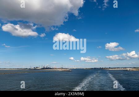 IJmuiden pays-Bas 22 avril 2024 vue sur le continent néerlandais avec le sillage du navire de départ en vue. Concept. Départ, départ, vertrek, afscheid, Banque D'Images