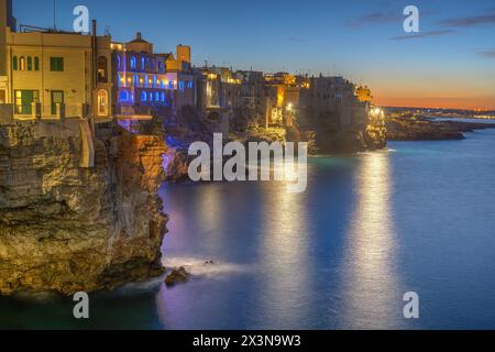 Les falaises de Polignano a Mare dans les Pouilles, Italie, au crépuscule Banque D'Images