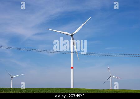 Des éoliennes et un câble électrique vus dans le sud de l'Italie Banque D'Images