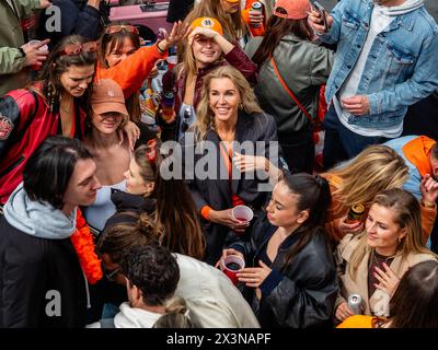 Amsterdam, pays-Bas. 27 avril 2024. On voit des gens faire la fête dans l'un des bateaux. La fête du Roi est réputée pour être l'une des festivités les plus grandes et les plus colorées du pays, en particulier à Amsterdam. La ville regorge d'orange alors que les gens profitent de la plus grande fête de rue de l'année, en profitant des marchés libres et en s'amusant sur les bateaux le long des canaux. Crédit : SOPA images Limited/Alamy Live News Banque D'Images