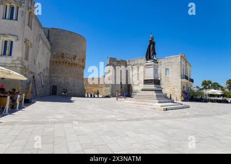 OTRANTE, ITALIE, 14 JUILLET 2022 - Tour Alphonsine (Torre Alfonsina) avec le monument des héros et martyrs d'Otrante, province de Lecce, Pouilles, Ital Banque D'Images