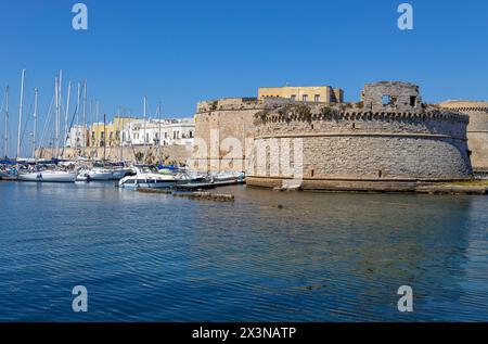 GALLIPOLI, ITALIE, 16 JUILLET 2022 - vue de la tour du château de Gallipoli dans la ville balnéaire de Gallipoli, province de Lecce, Pouilles, Italie Banque D'Images