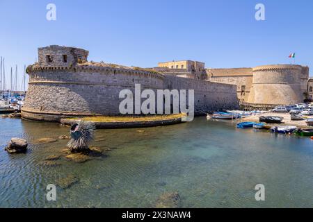 GALLIPOLI, ITALIE, 16 JUILLET 2022 - vue du château de Gallipoli, province de Lecce, Pouilles, Italie Banque D'Images