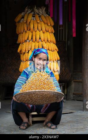 Femme hmong vendant du maïs à bac Ha dans la province de Lao Cai, Vietnam Banque D'Images