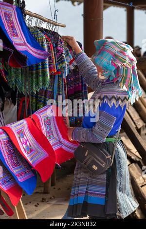 Femme hmong de fleurs locales faisant du shopping au marché de Can Cau dans la province de Lao Cai, au Vietnam Banque D'Images