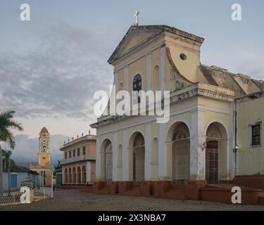 L'église de la Sainte Trinité sur la Plaza Mayor, Trinidad, Cuba, au lever du soleil avec des rues désertes. Banque D'Images