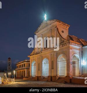 L'église de la Sainte Trinité sur la Plaza Mayor, Trinidad, Cuba, au lever du soleil avec des rues désertes. Banque D'Images