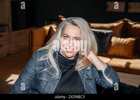 Femme pensive aux cheveux blonds platine Banque D'Images