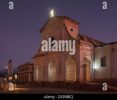 L'église de la Sainte Trinité sur la Plaza Mayor, Trinidad, Cuba, au lever du soleil avec des rues désertes. Banque D'Images