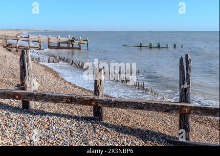 Vieilles défenses maritimes en bois à la réserve naturelle de Rye Harbour, East Sussex, Angleterre Banque D'Images