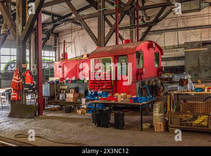 Vieux train pour réparation dans le hall de service Banque D'Images