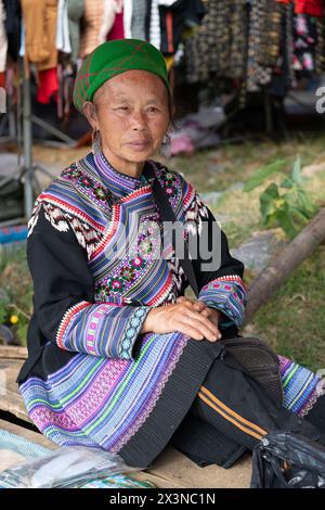 Femme hmong noire au marché de Can Cau dans la province de Lao Cai, Vietnam Banque D'Images