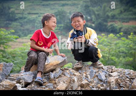 Deux garçons heureux riant, province de Lao Cai, Vietnam Banque D'Images