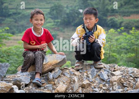 Deux garçons heureux riant, province de Lao Cai, Vietnam Banque D'Images