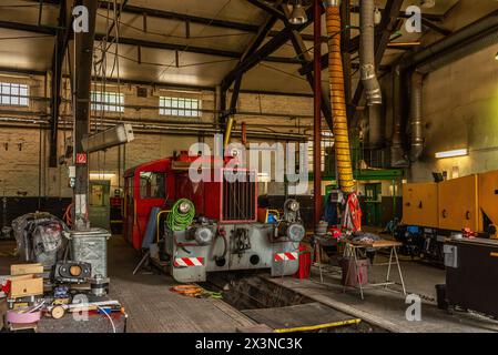 Vieux train pour réparation dans le hall de service Banque D'Images