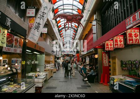 Osaka, Japon ; 20 octobre 2023 : Kuromon Ichiba Market, célèbre marché aux poissons dans la ville d'Osaka au Japon. Banque D'Images